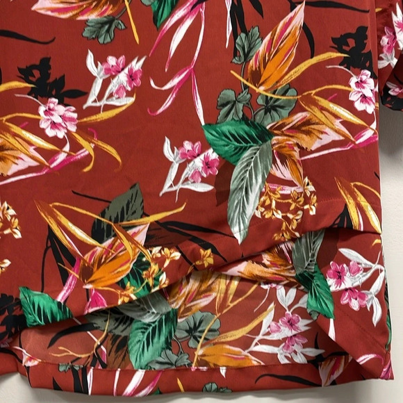 NWT Christopher & Banks 3/4 Sleeve Asymmetrical Hem Tropical Print Top S - Picture 4 of 14